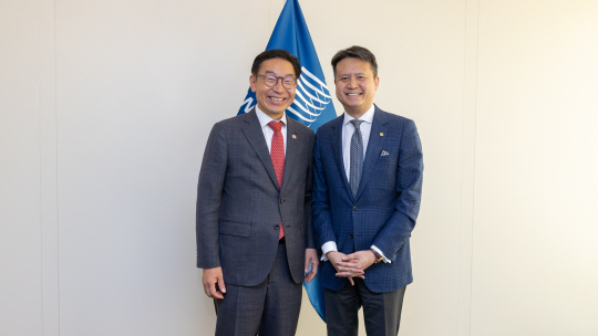 김완기(왼쪽) 특허청장은 스위스 제네바에서 다렌 탕 세계지식재산기구(WIPO) 사무총장과 양자회담을 갖고 기념촬영을 하고 있다. 특허청 제공